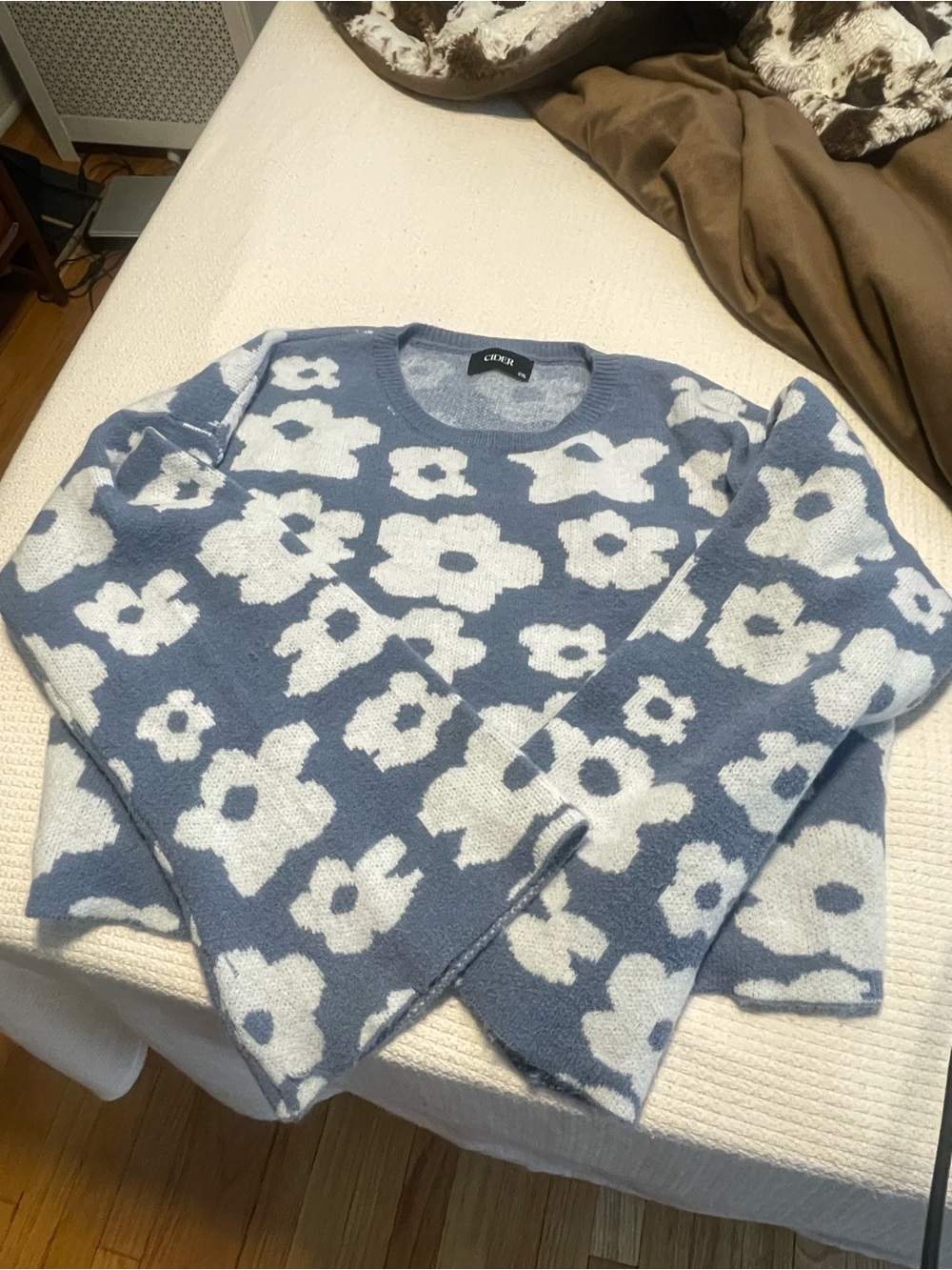 Cider Daisy Bell Sleeve Cropped
Sweater